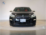 【BMWの伝統】BMWの特徴的な“キドニーグリル”は、80年以上続く伝統の形でございます。変わらないこだわりのデザインが、プレミアムブランド“BMW”を創り出します。