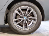 【BMWアロイホイル】軽量かつ強度に拘ったアロイホイル。走行性能ポテンシャルを引き出す設計。車の足元を引き締めてくれる大きなポイントはアロイホイルです。