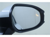 ウインカーミラーにはBSM(ブラインドスポットモニター)を搭載。隣を走る車両が死角に入るとLEDインジケーターを点灯。また、ウィンカーを出すとインジケーターも光って点滅!注意を促してくれます