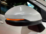 【電動格納ミラー】サイドミラーは電動格納式となっており、狭い駐車場でもキズがつくリスクを抑えられます。