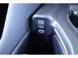 携帯の充電などに便利なUSBポートを装備!車内にあると便利なアイテムのひとつですね