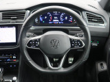 Volkswagen全車共通の上質な本革を使用した手触りのしっとりとしたステアリングです。唯一素肌が触れるハンドルは上位モデルと同じ握り心地になっております。
