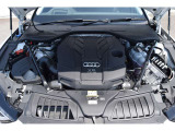 高効率ハイパワーエンジン。ツインスクロールターボを採用する3LV6 の3.0 TFSI エンジンは、250kW(340ps)、トルク500Nm を発揮し、余裕のある走りを演出。