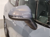 【BMWミラー】視認性の高いスタイリッシュなミラー。自動防眩機能も付いており夜間のドライビングをサポートします。