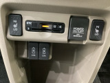 前席の左右別々のシートヒータースイッチが付いており、2段階で温度設定ができます。その間にETCやアクセサリーソケット、下には充電可能なUSB端子が2個ついています。