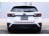 「STIスポーツR」はエンジンに「WRX・S4」と同じ2.4Lターボエンジンを搭載しています、パワフル&トルクフルな走りが魅力です、中古車でもまだまだ数の少ないアッパーグレードのレヴォーグです!