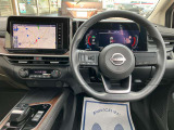 使いやすく安全な操作性と良好な視界を実現した運転席!