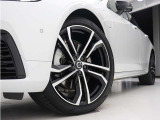 ダイヤモンドカット/ブラック5ダブルスポーク 8.5J&times;20インチルミホイール。衝突回避・被害軽減ブレーキシステムやパイロット・アシストなど、数多くの先進安全・運転支援機能を標準装備。