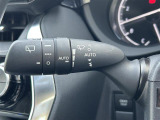 【オートワイパー(AUTO)】雨が降り出した時に、雨滴検出用センサー(レインセンサー)が雨滴を感知すると、自動でワイパーが動作します。