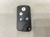 スマートキー付きですからドアロックの開閉およびエンジンスタートが楽々です。電動スライドドアの開け閉めもボタンで操作できます。