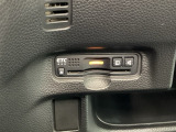 ハンドルの左下にETCがついています。高速道路の料金所の通過も楽々です。 カードの取り出しもしやすい場所についています。