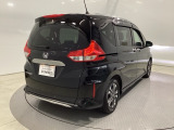 プライバシーガラスが装備されています。外を見るときには気にならずに、後方車両からは車内が見えにくい設計です。