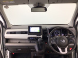 【前方視界】開放的な前方視界!運転がしやすく疲れにくいです♪窓が大きく、見通しがとっても良いおクルマですよ♪