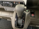 CVT車のセレクトレバーです。低速から高速まで、変速ショックのないスムーズな走りを実現するとともに、エンジン効率のよい領域を維持することで燃費にも貢献します。
