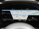 運転に必要な情報をグラフィカルに表示し、少ない視線移動で瞬時に認識できる先進的な液晶メーター。こちらはナビゲーション情報と連携する「地図画面」になります。