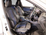 【コックピットシート】BMW車の主役席。車体中央にくる様に配置し車両重心とが一致する事でドライバーと車との一体感あるドライビングを実現。人間工学に基づき形成した形状が長時間のドライブ疲労も軽減します!