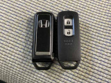スマートキーを装備しています。鍵を差し込むことなくドアロックの開け閉めと、スタートボタン操作でのエンジンスタートができます。スペアキーも同じものを用意しております。