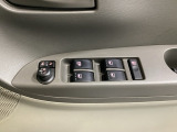 電動格納式リモコンドアミラーと、パワーウィンドウマスタースイッチ等は運転席ドアにあります。