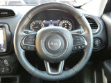 操作性の良いハンドルで運転中のストレスも軽減されます。