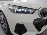 BMWの伝統的なヘッドライト・デザインは『コロナ・リング』と言われる左右4灯ヘッドライトをモチーフにしています。キドニーグリルと相まって、ひと目でBMWだとわかるデザインになっています。
