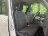 運転席まわりには十分なスペースがあり、大柄な方でもゆったり運転していただける環境です。
