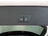 両手がふさがるほどの荷物があるとき、とても便利なオートマチックテールゲートが装備されております。