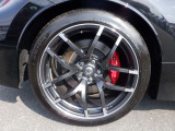 NISMO専用レイズ製アルミ鍛造ホイール。    リヤ:285/35R19