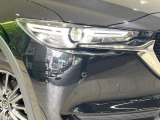 【LEDヘッドライト】悪天候や夜間走行時も良好な視界を確保し安心して運転できる高輝度LEDヘッドライトを装備!点灯速度が早く、消費電力も抑えられています。