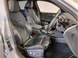 【コックピットシート】BMW車の主役席。車体中央にくる様に配置し車両重心とが一致する事でドライバーと車との一体感あるドライビングを実現。人間工学に基づき形成した形状が長時間のドライブ疲労も軽減します!