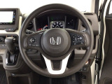 【ハンドル】運転にかかわる様々な操作を安全に行えるように視点移動が少なく操作性に配慮されたスイッチ類が凝縮されたコックピットです。