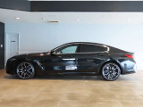 BMW 8シリーズ クーペは、前へ突き進もうとする強い意志を、独創的なデザインによって体現しています。豊かな抑揚をもたらすショルダー・ライン、低く伸びやかなシルエット