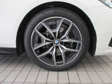 BMWのほぼすべてのモデルに『ランフラット・タイヤ』を標準装備しています。もしもパンクした場合でも、そのまま時速80kmまでで航続距離80km走行可能です。立ち往生する事無く、事故も未然に防ぎます。