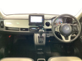 車内は光触媒抗菌消臭施工済です。インパネ周りはスタイリッシュなデザインで機能や装備も充実しています。グローブボックスやカップホルダーのほかにトレーなどたくさんの収納スペースが付いています。