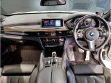 BMWの運転席はドライバーオリエンテッドという構造を採用。ドライバー目線の操作がしやすい設計になっており、ドライブ中にも目線の移動が少なく運転中にも簡単に操作ができます。