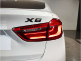BMWの伝統の丸目4灯ヘッドライトでございます。LEDライトで視認性もよく明るく安全性の向上につながります。