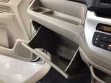 【グローブボックス】収納スペースがあるので車内が散らからずに助かります。ちょっとした物を入れるのにいいですね♪