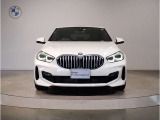 【キドニーグリル】BMWは約90年もの間、ほぼ全ての車両にひと目でBMWだと分かるこの特徴的なフロントグリルが備えられ、デザイン・アイコンとして親しまれてきました。
