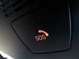 SOSコール/エアバックが展開するような深刻な事故の際の自動的にSOSコールを発信するシステムです。また、車内で急病人が出たといった緊急の際も手動でSOSコールを発信することもできます。