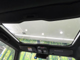 【ガラスルーフ】ガラスルーフ搭載で車内の解放感が一気にアップ!開放的なドライブをお楽しみいただけます。