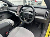 ステアリング形状も車内を広く保つため独自の形状となります。