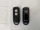 スマートキーを装備しています。鍵を差し込むことなくドアロックの開け閉めと、スタートボタン操作でのエンジンスタートができます。スペアキーも同じものを用意しております。
