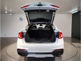 BMWではスペアタイヤが非搭載となるため、スペースは拡大されており、収納スペースとして利用可能。トランクの下にも収納スペースがあり、意外と役に立つスペースでございます。