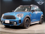 MINIのフロントグリルのデザインはイギリスで生まれた当初から、シルバーのサイドバーが折り重なった伝統的なデザインで御座います。その伝統はBMWのお車になってからでも少しずつ形を変えて守られております