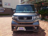 『1台』のお車に対して、3名体制で日々議論を重ね仕入れを行っております。