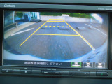 後退や車庫入れ時に安心のバックカメラ付きです。お使いのシーンにあわせてカメラモードを切り替えてご使用いただけます。夜間や雨天時にもしっかり視えて安心ですね♪