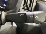 【オートライト】周りの明るさに応じて自動でヘッドライトの点灯・消灯ができる機能です!ライトの付け忘れ・消し忘れなどが無くなり、雨の日や夕方の走行も安心!トンネル通過時も便利ですね♪