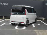 全周囲カメラが付いています。後ろはもちろん隣の駐車ラインまで見れますので車庫入れが簡単で楽しくなりそうです。