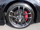 NISMO専用レイズ製アルミ鍛造ホイール。    フロント:245/40R19