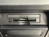 【ETC】有料道路を利用する際に料金所で停止することなく通過できる、ETC車載器(ノンストップ自動料金収受システム機器)が装備されています。セットアップを行うことで利用可能になります。