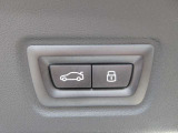 電動リアゲート装備です。バンパー下でのキックスイッチも装備されております。
